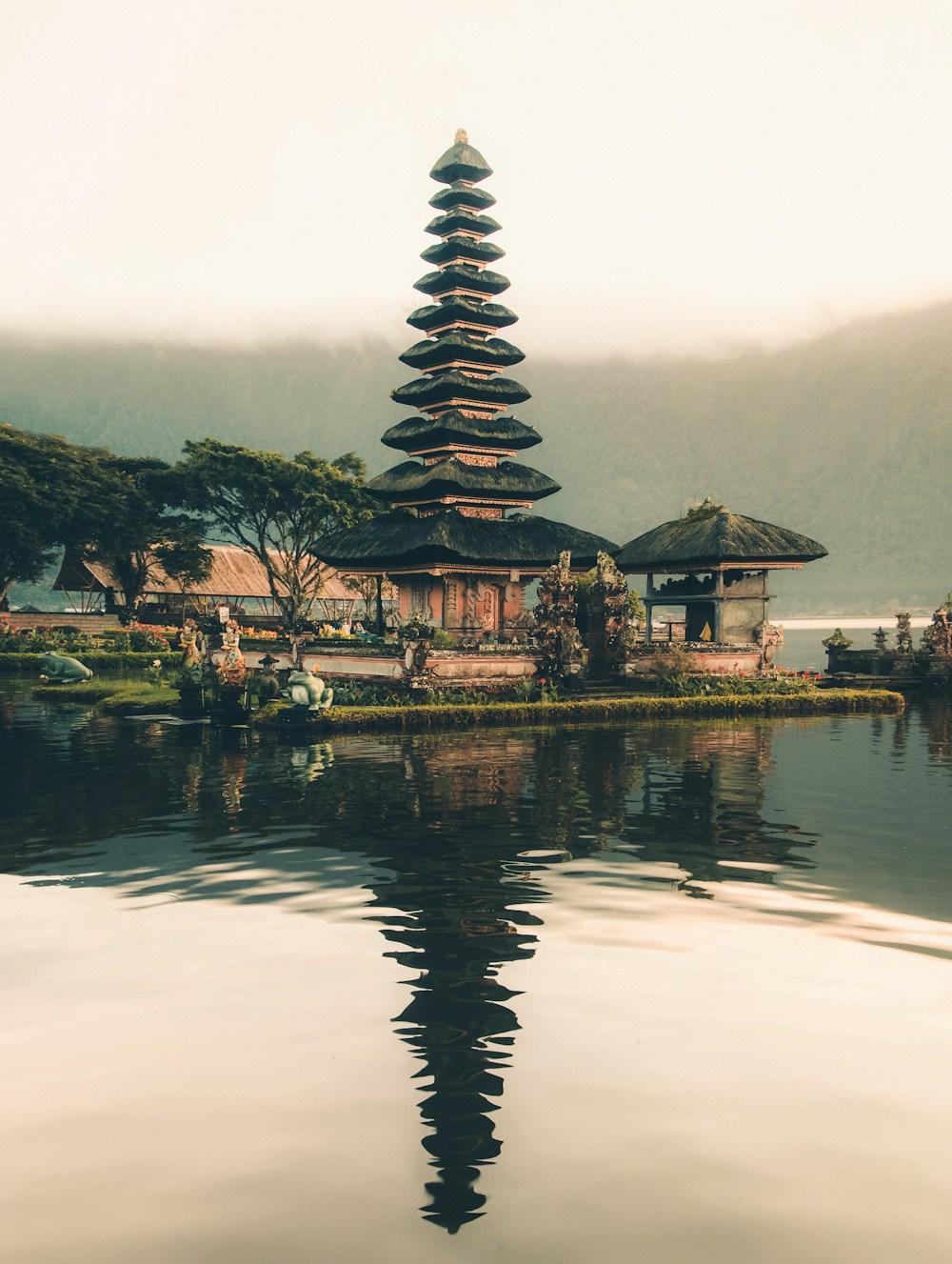Ngôi đền bên hồ và núi rừng xanh ở Bali