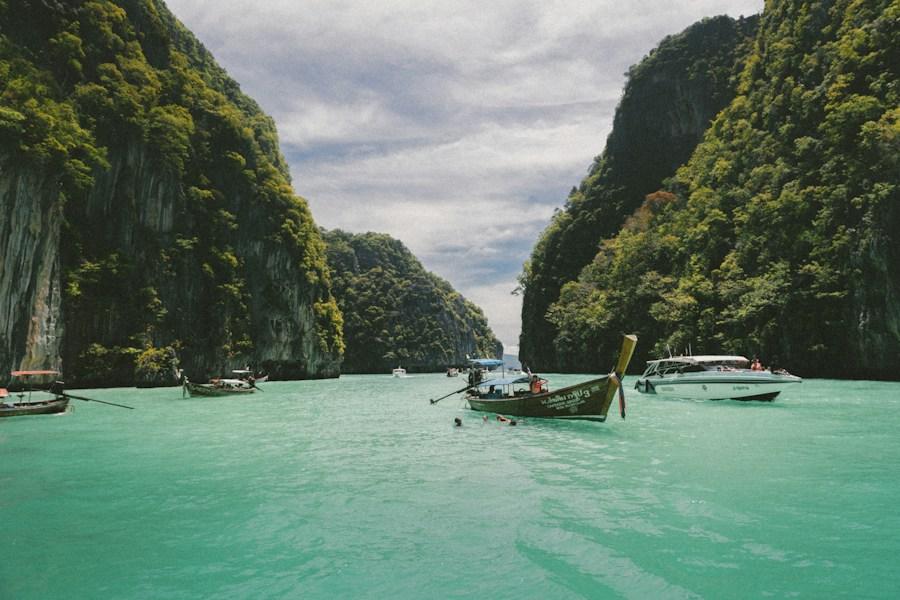 Những chiếc thuyền giữa làn nước xanh và núi đá vôi tại quần đảo Phi Phi, Thái Lan